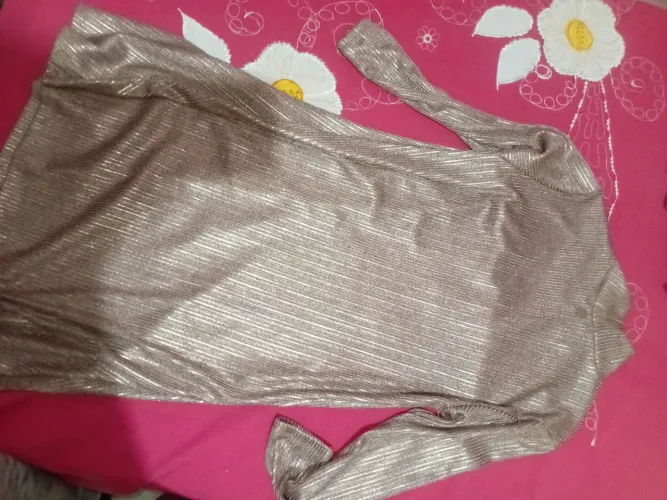 Vestido Dourado com Manga Longa e Brilho