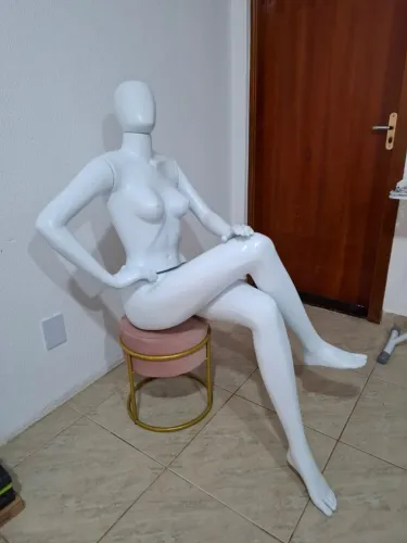 MANEQUIM FEMININO SENTADO