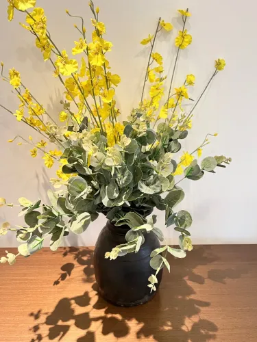 Arranjo de Flores Amarelas e Eucalipto Decorativo