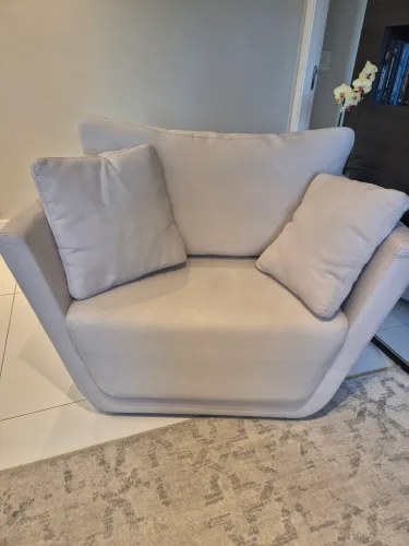 Poltrona moderna com almofadas