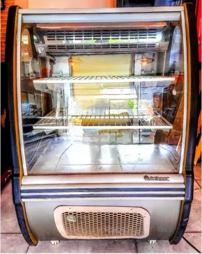 Geladeira expositor doces e tortas 127v 75cm Gelopar excelente