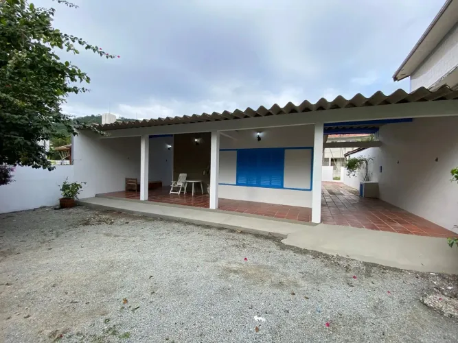 Aluguel Anual - Casa de 03 dormitórios, amplo terreno, em localização inigualável!