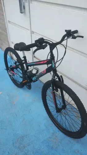 Vendo bicicleta aro 24 com marcha em excelente estado 
