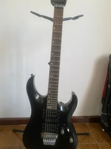 Guitarra Cort X6 escalopada e trastes inox