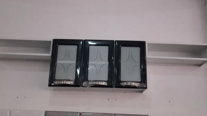 Armários de Cozinha  Preto com Vidro e dois nichos 