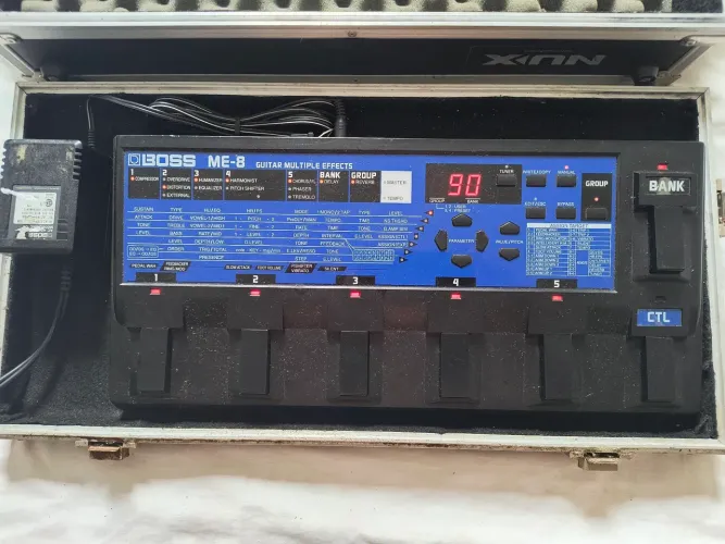 Pedaleira Boss me-8 fonte original Boss com case