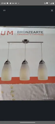 Pendente com acabamento em banho cromo e difusores em vidro opalino branco