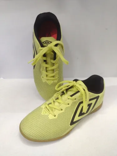 Chuteira futsal Umbro n.34 unissex em estado de nova