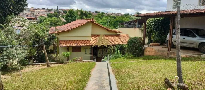 Excelente casa com 04 quartos em um terreno com 504M²