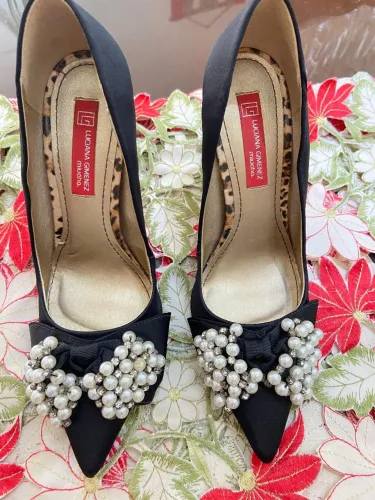 Scarpin Preto Luciana Gimenez com Detalhes em Pérolas