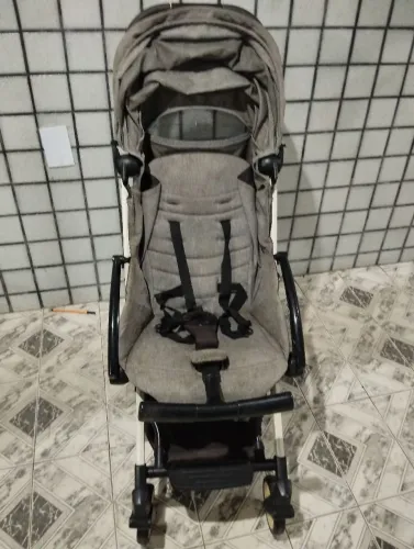 Carrinho de Bebê Compacto e Confortável