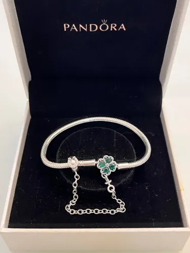 Pulseira Pandora com berloque de trevo da sorte