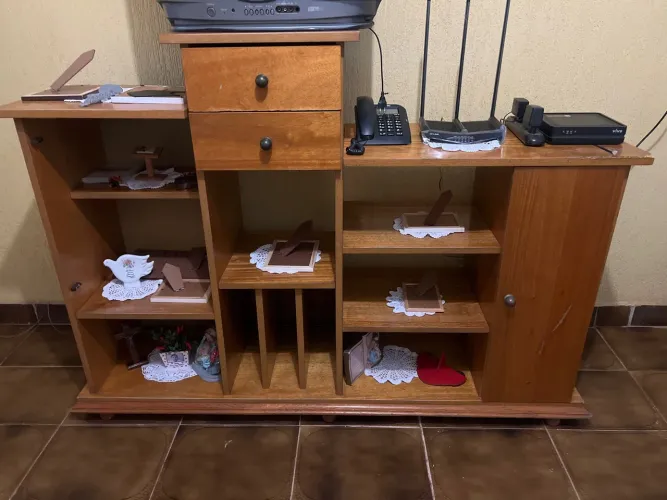 Rack de Madeira Clássico com Gavetas e Prateleiras