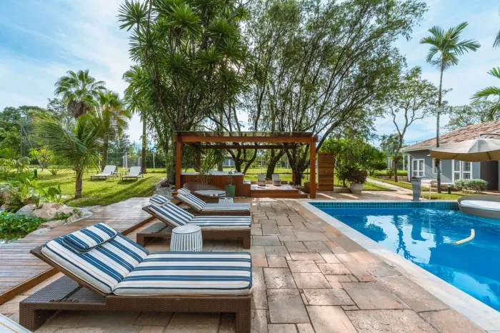 Casa com quintal, piscina e lago para locação em condomínio fechado Duas Marias, em Jaguar