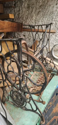 Máquina de Costura Antiga - Peça de Coleção