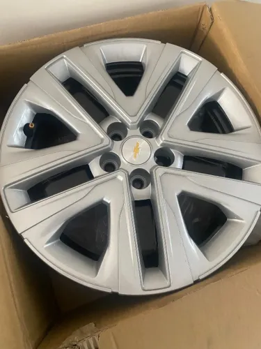 Rodas com calotas novas aro 17- Tracker 