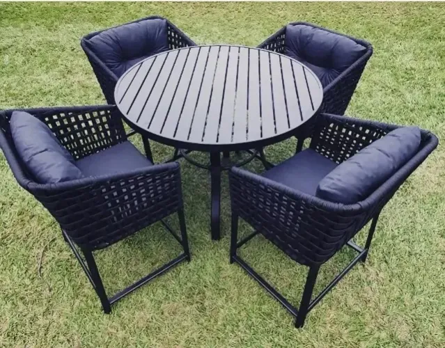 MESA DE ALUMINIO RIPADO + 4 CADEIRAS COM ASSENTO E ENCOSTO ACOLCHOADOS