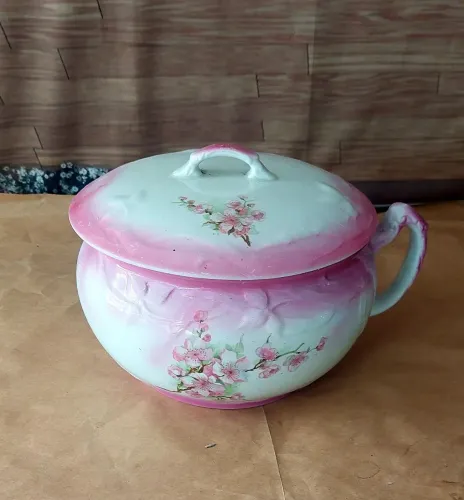 Antigo Penico de Porcelana com Tampa