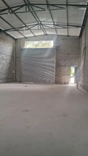 Galpão novo, piso concreto usinado, vão livre de 200 m²