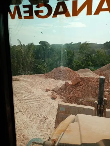 Serviço com máquinas e caçambas 