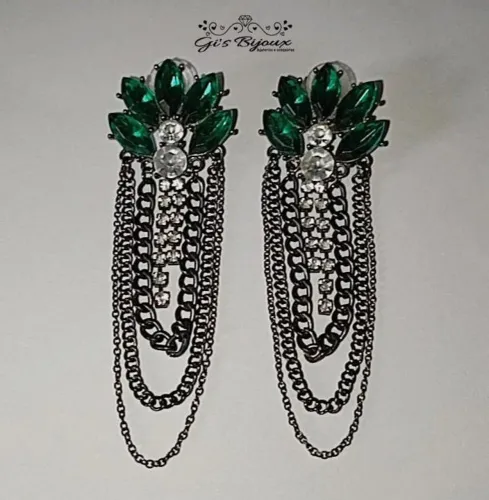 Brincos de luxo com pedras verdes e correntes