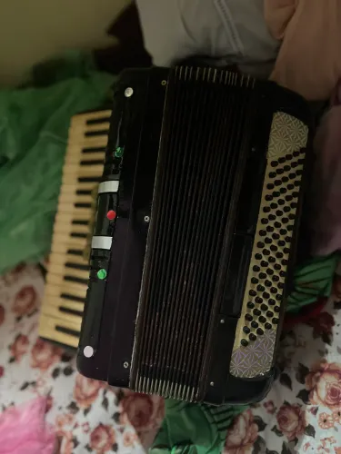 Acordeon  scandalli 80 baixos 