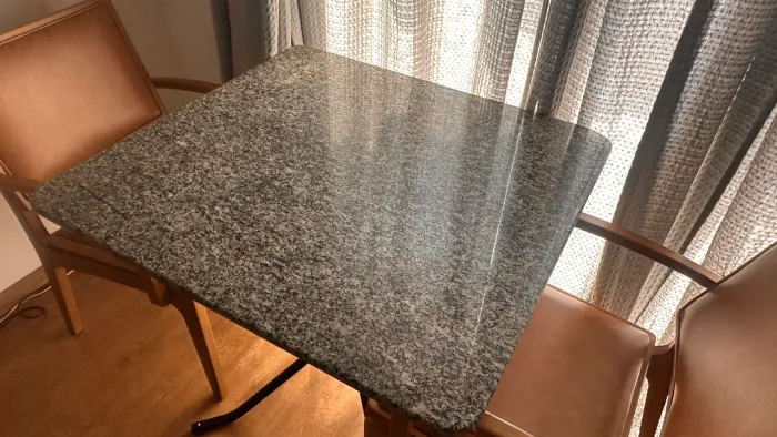 Mesa de Jantar em Granito quase quadrada pequena 85 cm x 80 cm 