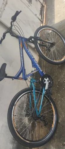 Bicicleta boa e conservada.