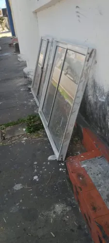 2 janelas de alumínio bem novinha sem falhas