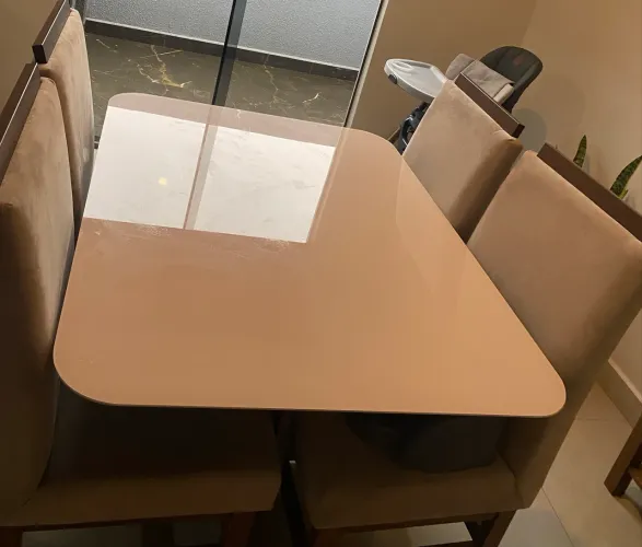 Vendo conjunto de mesa com 4 cadeiras