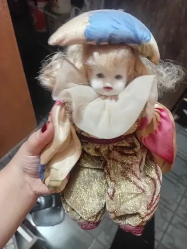 Boneca de porcelana palhacinho
