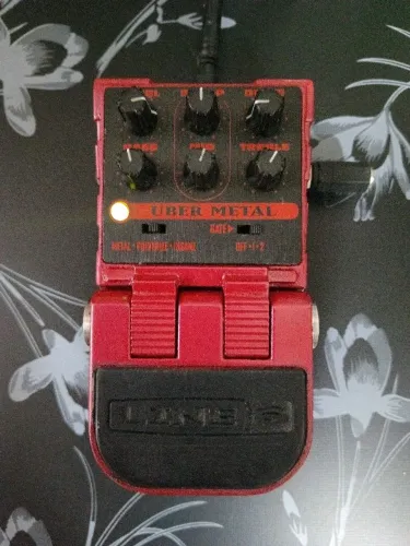Pedal de guitarra LINE 6 Uber metal red 