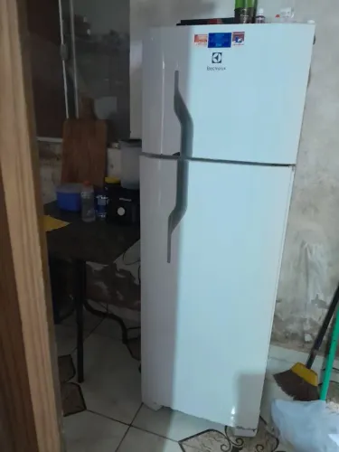Vendo uma geladeira Electrolux