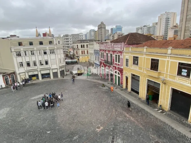 Espaço Comercial com ampla sacada no Largo da Ordem