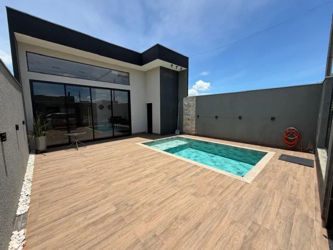 Casa à Venda com 3 quartos, 3 banheiros, 2 vagas e 132m² por R$ 750.000