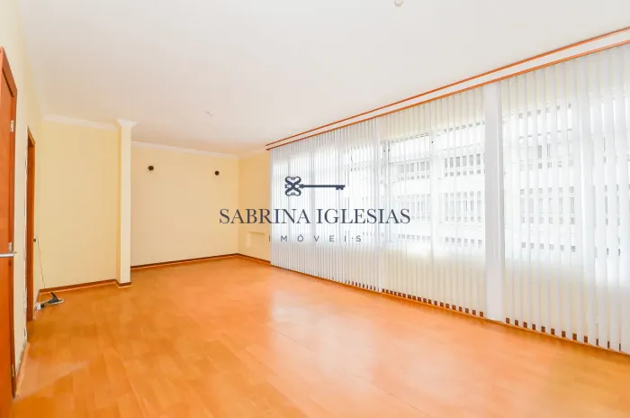 APARTAMENTO ENSOLARADO COM 3 QUARTOS PARA RETROFIT NO CENTRO