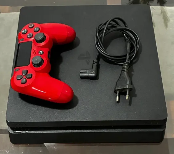 PS4 Slim 1TB + Controle Original Vermelho - Muito Conservado
