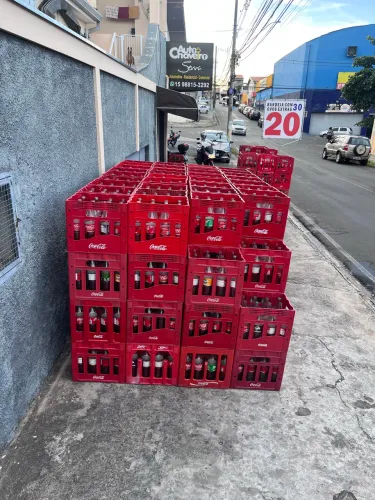 Caixa de coca com garrafas 