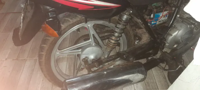 Roda de moto. Barato.