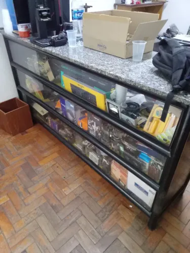 BALCÃO PARA LOJA PEDRA GRANITO ESTRUTURA DE FERRO COM VITRINE DE VIDRO.