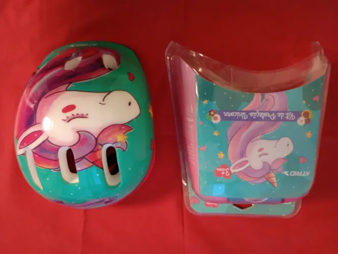 Kit proteção Unicorn da Atris com capacete cotoveleira joelheira luva.