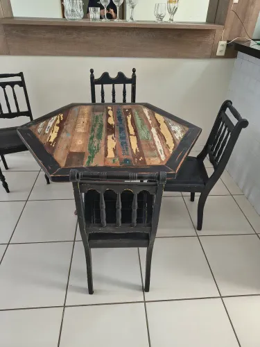 Mesa de madeira de demolição com 4 cadeiras