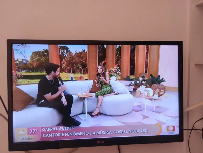 Televisão LCD marca LG 32 polegadas não esmrt vem com um presente *12