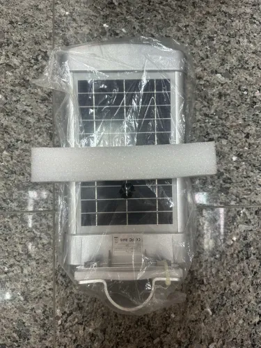 Luminária solar integrada para postes