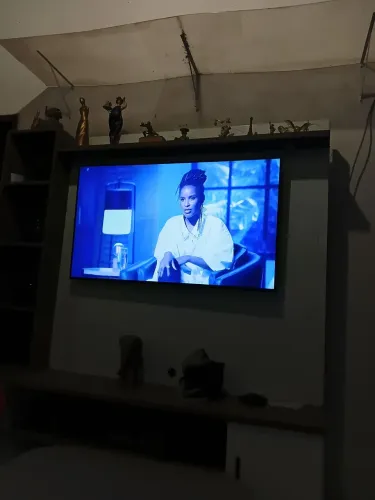 Vende-se está tv Samsung 4k de 50 polegada  dois  ano de garantia  pelo fabricante 
