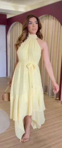 Vestido MIDI- esse modelo sendo na cor rosa bebê 
