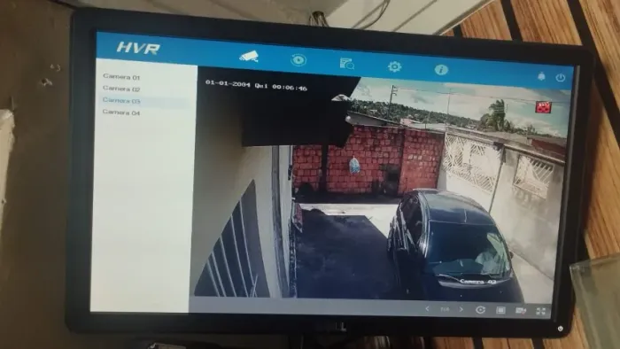 4 câmeras completas e um monitor.