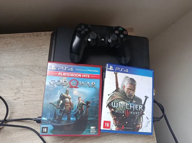 PS4 slim,1TB de memória,1 controle original,2 jogos mídia física,god of war,the wither 3