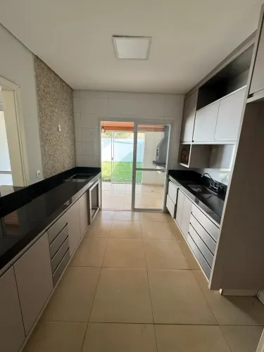 Sobrado em Condomínio- Villagio Venice - 3 quartos - 3 banheiros - 2 vagas de garagem