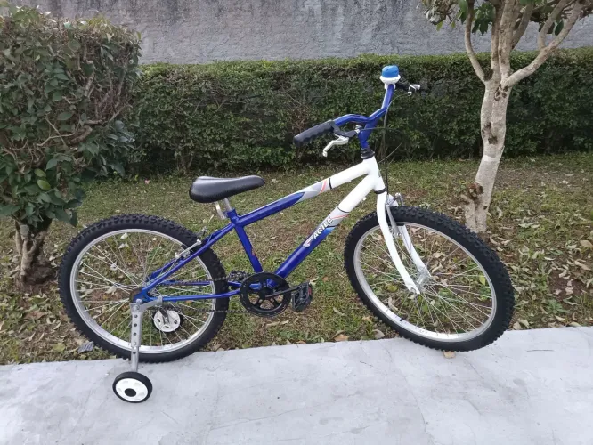 Bicicleta aro 24 com rodinhas reforçadas revisada